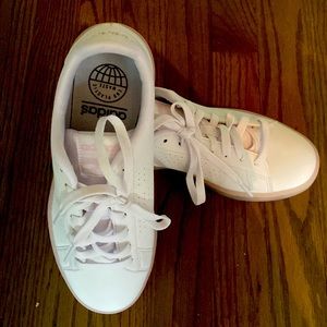 *NEW* ADIDAS WHITE SNEAKERS NEW WITHOUT TAGS OR BOX